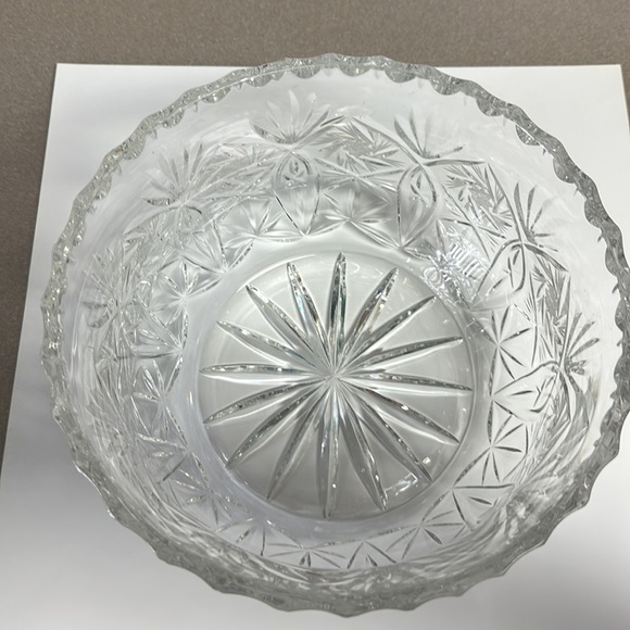 Crystal bowl 8” round for that fancy luncheon, engagement party or decoration - Picture 5 of 8
